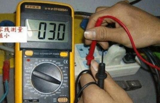 不同万用表测量电压的误差结果对比