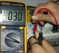 不同万用表测量电压的误差结果对比
