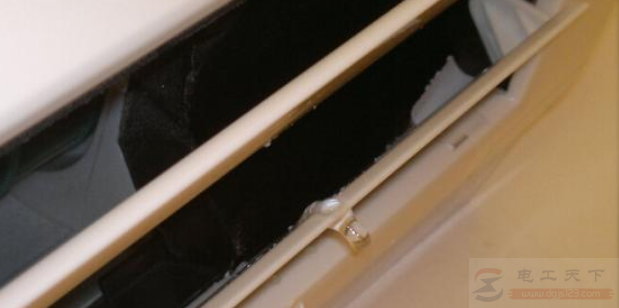 空调室内机外壳与固定壳体连接缝隙处滴水怎么办