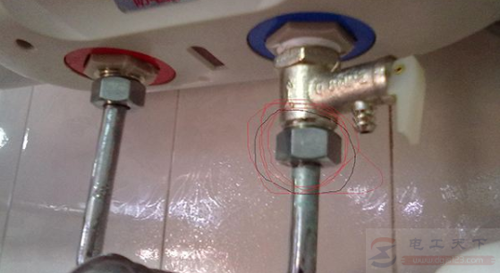 电热水器的安全阀小孔有水珠滴出什么原因