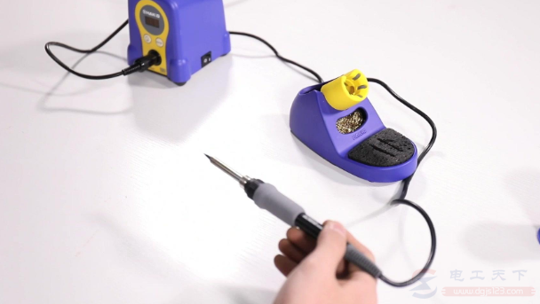 做好电烙铁使用前的检查，防止烙铁头的快速氧化