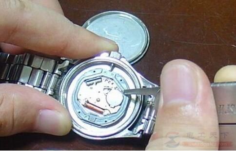 石英表的电池寿命多久，手表换电池的最佳时间是多久