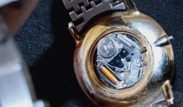 石英手表自行更换电池的方法
