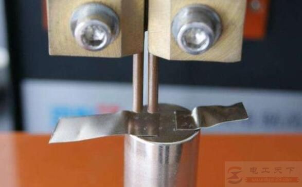 一文看懂锂电池镀锡的焊接方法，点焊机焊接18650电池的动作要领