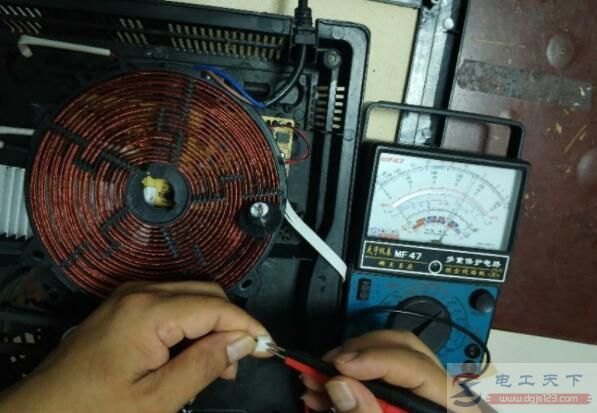 电磁炉温度传感器损坏引起电磁炉间歇加热的测量方法