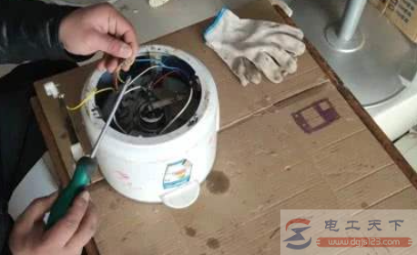 家用电饭锅插头接触不良怎么维修，从插座面板与电源线找原因