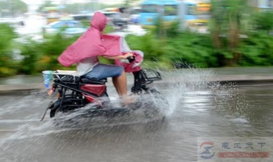 雨天电动车的骑行问题：电动车被雨淋了还能不能骑