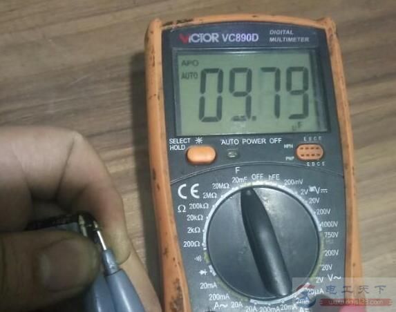 数字万用表怎么测量电解电容