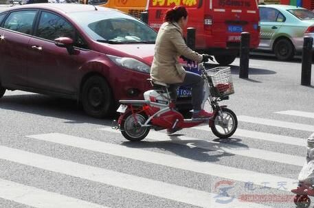 斑马线前要不要礼让电瓶车？