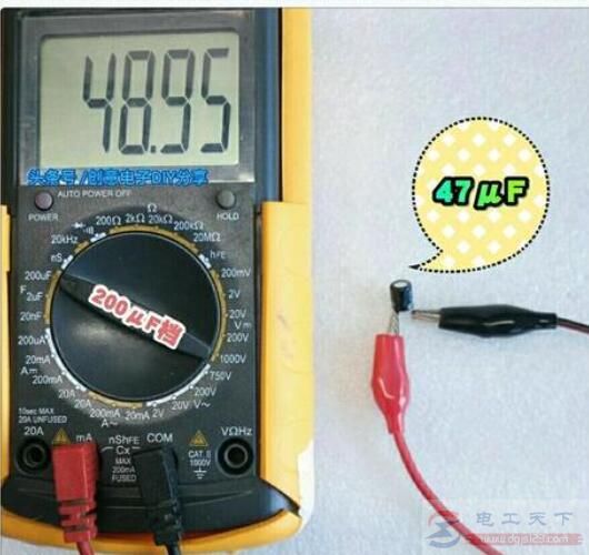 怎么用指针万用表测电解电容的极性？