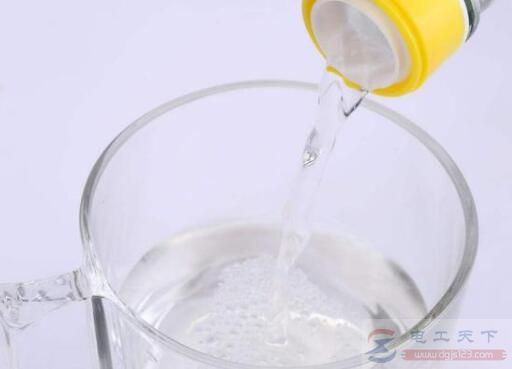 清除电水壶中水垢的方法，白醋去水垢方便又省钱