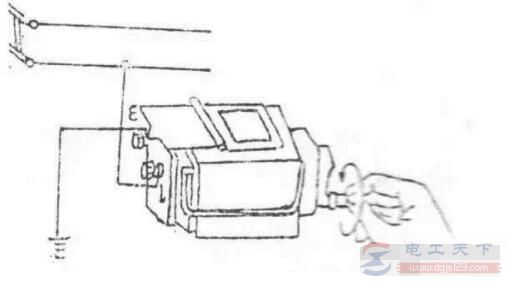 用摇表测量照明或电力线路的对地绝缘电阻
