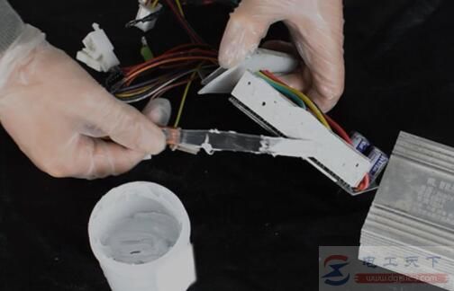 利用废炭刷自制导电膏的方法