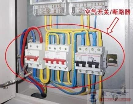 带电接断路器和隔离开关时要注意哪些问题