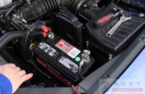 汽车用蓄电池中加什么液体？