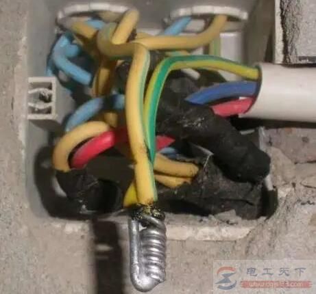电器插头和插线板接触时冒火花什么原因