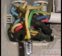 电器插头和插线板接触时冒火花什么原因